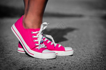 女孩年轻双腿露户黑白的粉红运动鞋图片