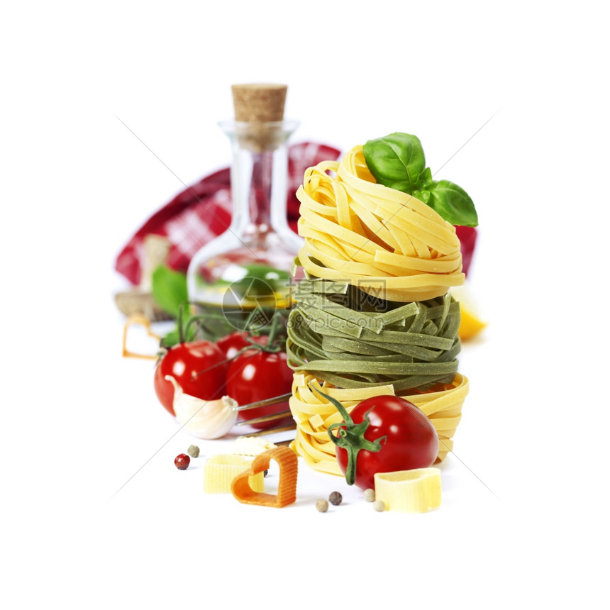 意大利面食白底番茄橄榄油和白底烤肉图片