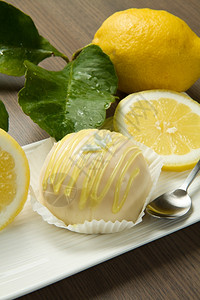 白盘上美味的柠檬蛋糕图片