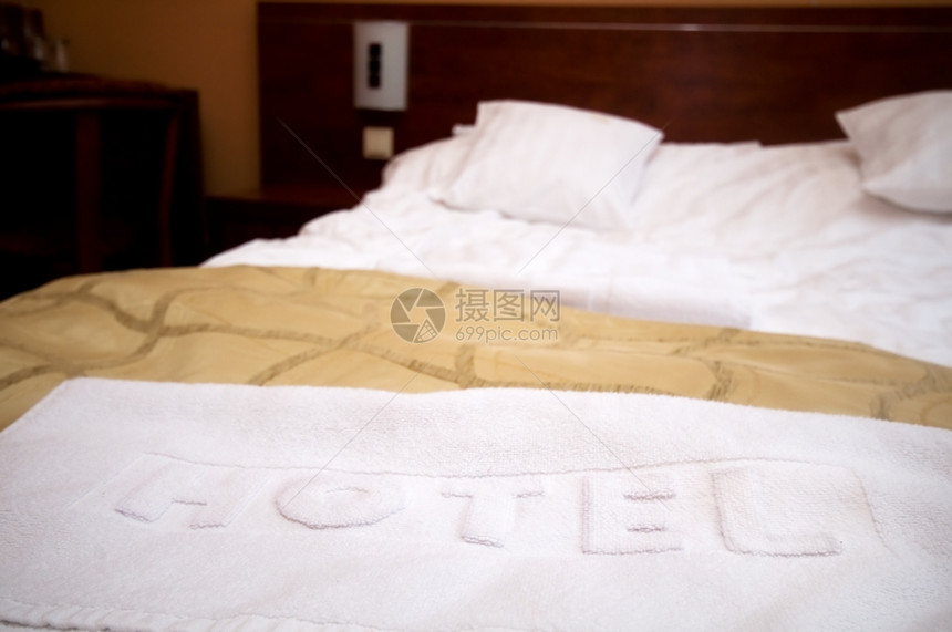 舒适的旅馆房间床和毛巾图片
