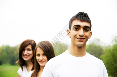 一群青少年站着微笑男孩在前台图片