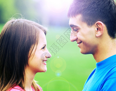 相爱的年轻情侣深注视着彼此的双眼图片