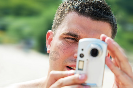 男人在海滩度假时拍照图片