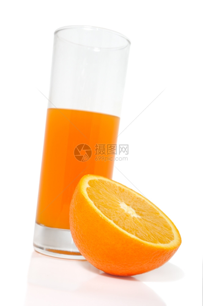 玻璃杯有果汁和橙色白底隔离于图片