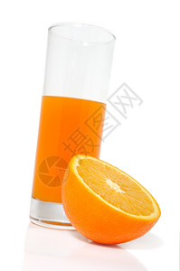 玻璃杯有果汁和橙色白底隔离于图片