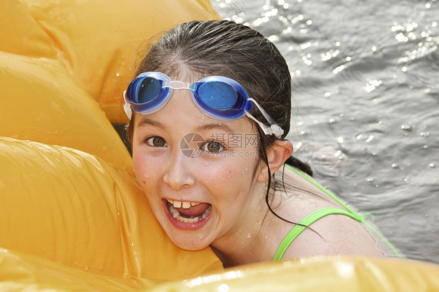夏天在湖中游泳的年轻女孩图片