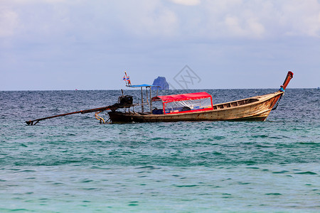 海上的长尾传统泰海船图片