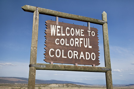欢迎来到科罗拉多路边木牌标志与犹他州交界北西科罗拉多州犹他背景图片