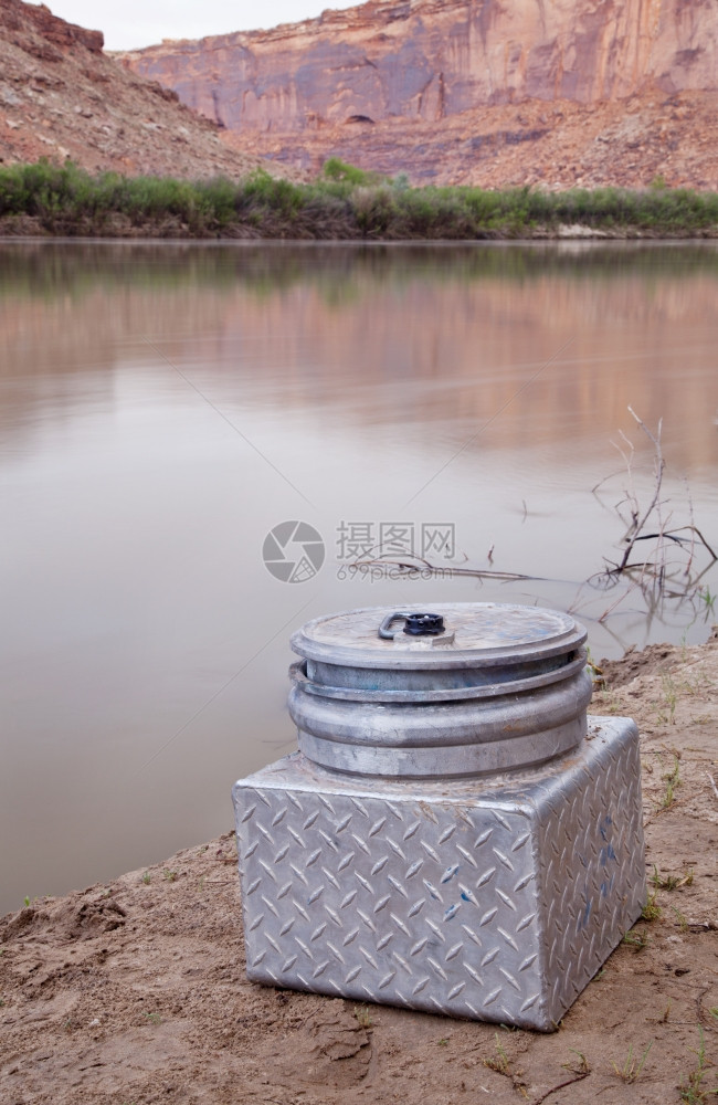 绿河岸色小型金属便携式厕所在犹他州Canyonland河上旅行所需设备图片
