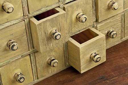 原始古老的木质药用柜抽屉图片