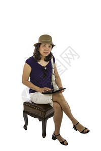 坐在凳子上检查消息的亚洲成年女图片