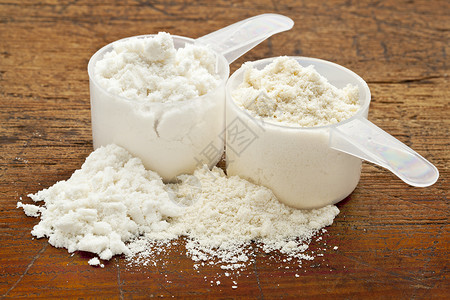 乳清蛋白粉两勺威氏蛋白粉分离白和浓缩奶油背景