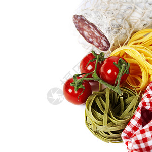 意大利食品面沙拉米和意大利面加白图片