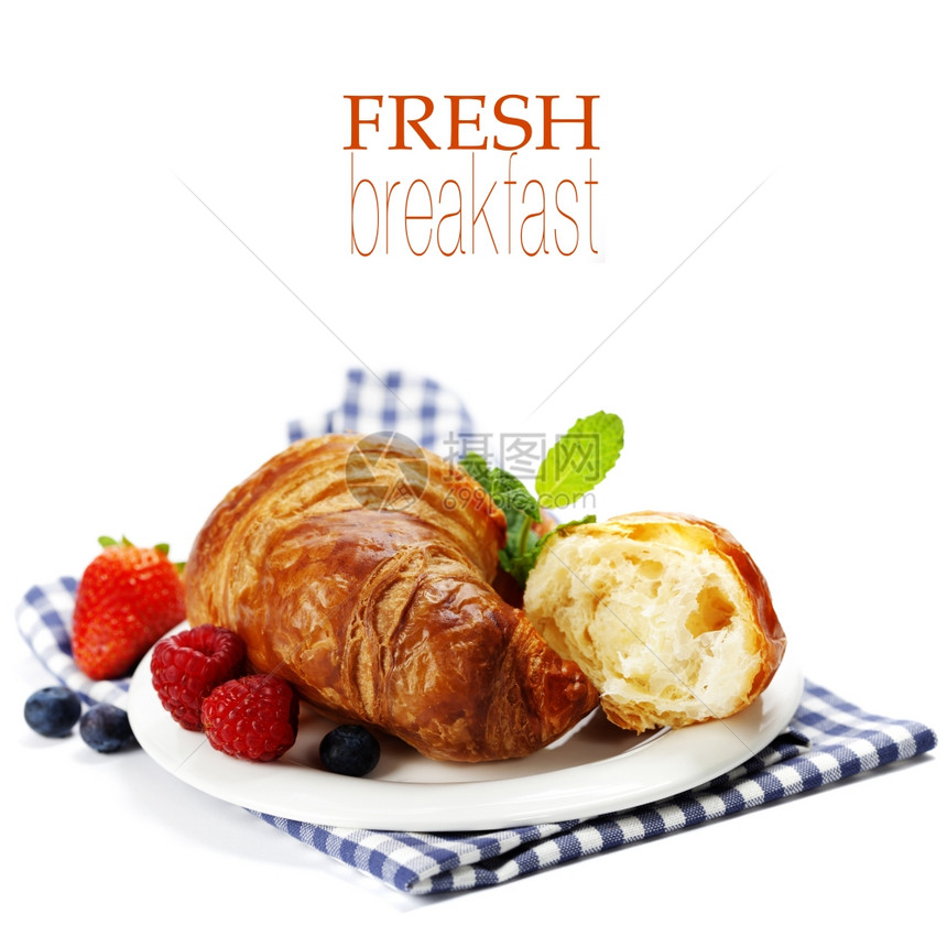 早餐有两杯羊角面包和浆果简便的可移动文本图片