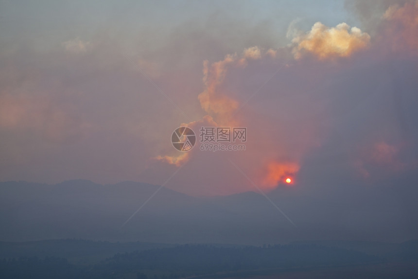 201年6月日科罗拉多州柯林斯堡附近的洛基山上空图片