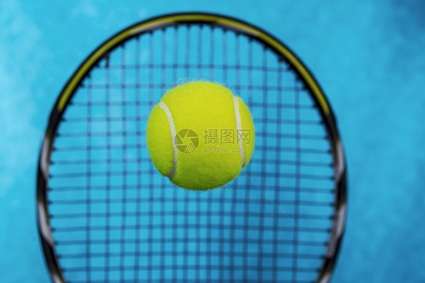 新的黄网球如背景蓝天和黑如背景图片