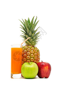 苹果菠萝玻璃杯有果汁和水以白色背景隔离背景