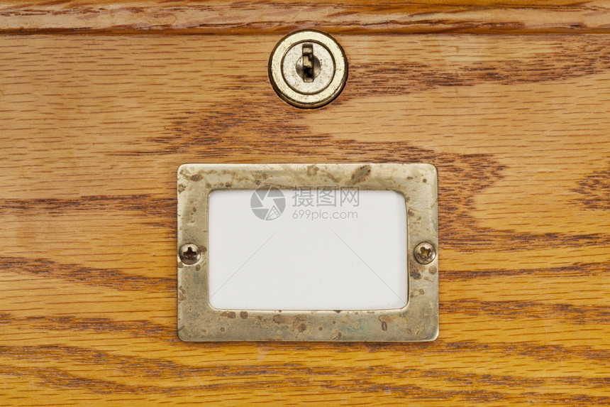 装有锁的木制文件柜图片