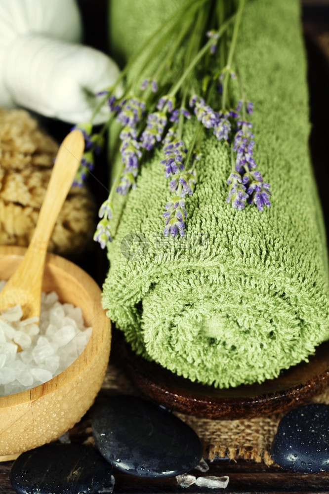 鲜和干洗的熏衣草花毛巾盐锌石和草按摩球图片