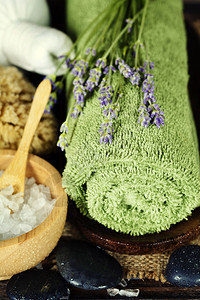 鲜和干洗的熏衣草花毛巾盐锌石和草按摩球图片