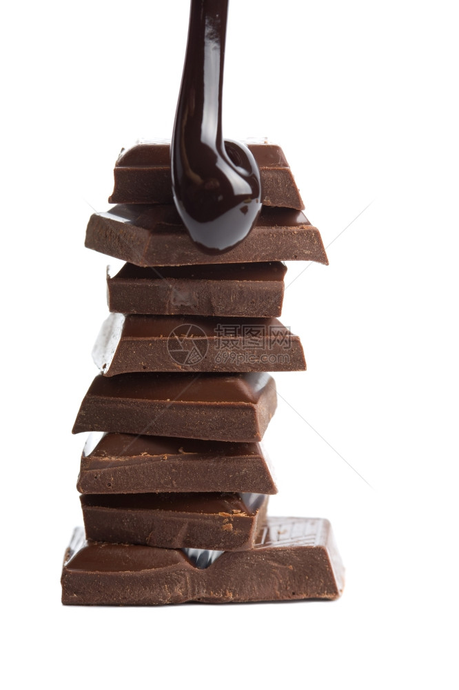 巧克力糖浆被倒在巧克力上孤立图片