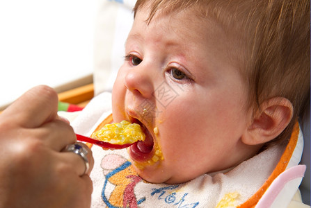用勺子喂婴儿食物图片