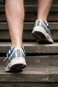 楼梯上跑步男子的腿图片