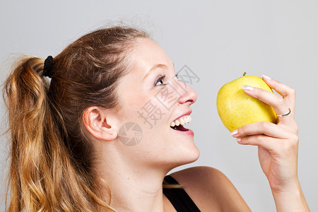女与苹果的肖像图片