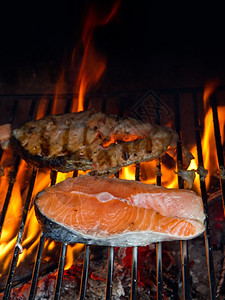 火焰上烤着新鲜鱼排图片