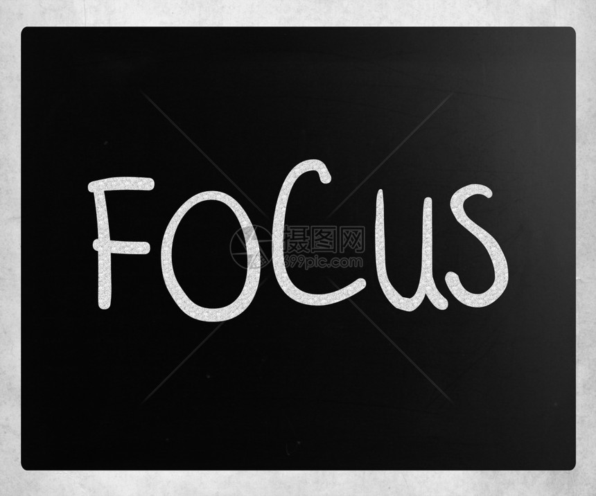 Focus这个词用黑板上的白粉笔手写图片