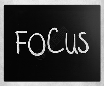 Focus这个词用黑板上的白粉笔手写高清图片