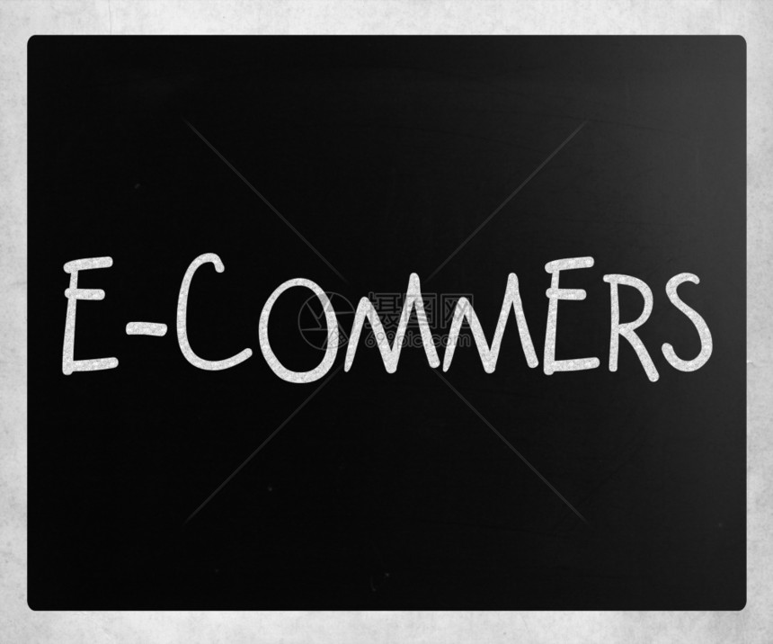 Ecommers这个词用黑板上的白粉笔手写图片