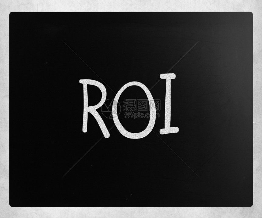 在黑板上用白粉笔手写的ROI这个词图片