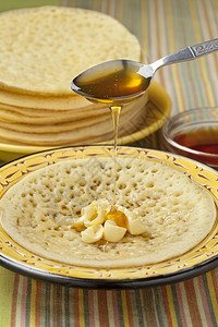配黄油和蜂蜜的摩洛哥煎饼图片