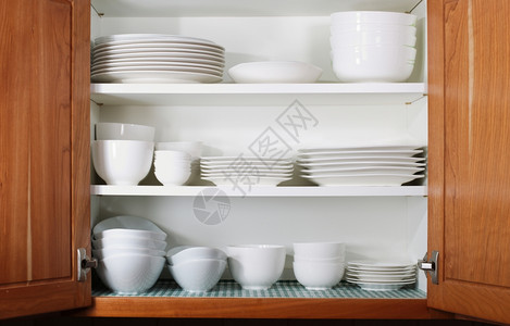 橡树橱厨房架子上的白盘和碗图片