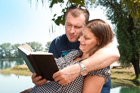 带着书籍在湖边阅读发夫妇图片