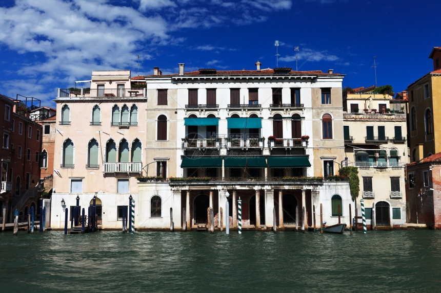 威尼斯运河上的漂亮建筑图片