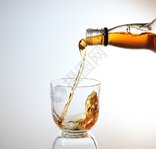威士忌倒在玻璃杯里图片