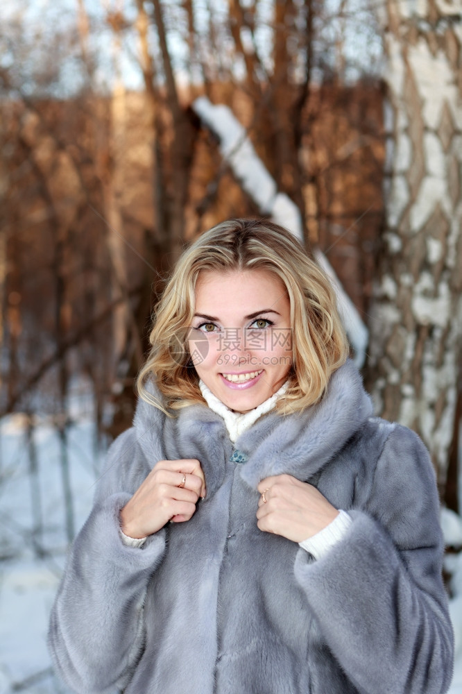 在森林户外穿冬衣的年轻美女图片