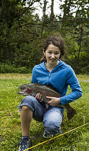 年轻女孩抱着一条大鱼图片