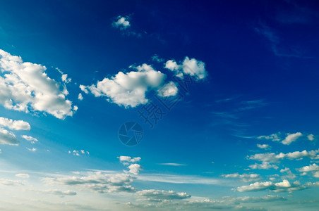 蓝色天空背景的美丽白云图片