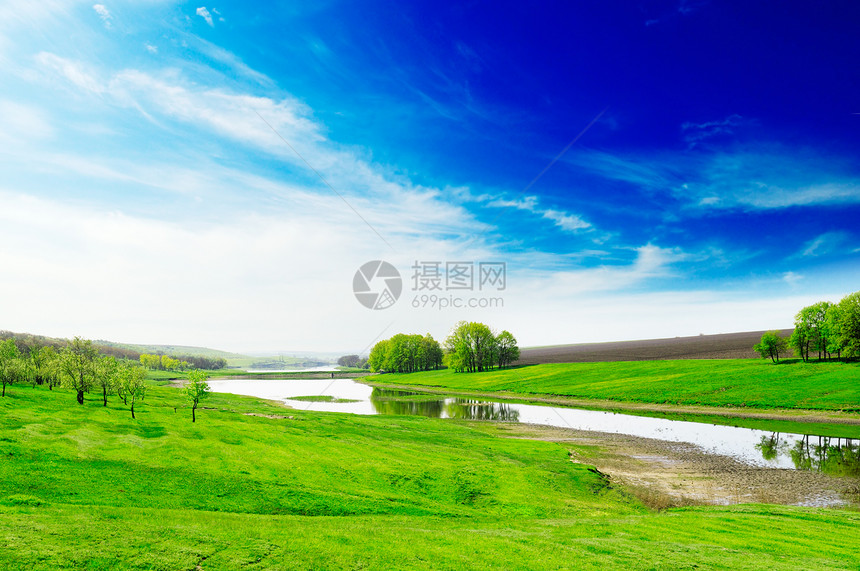 湖绿草蓝天空图片
