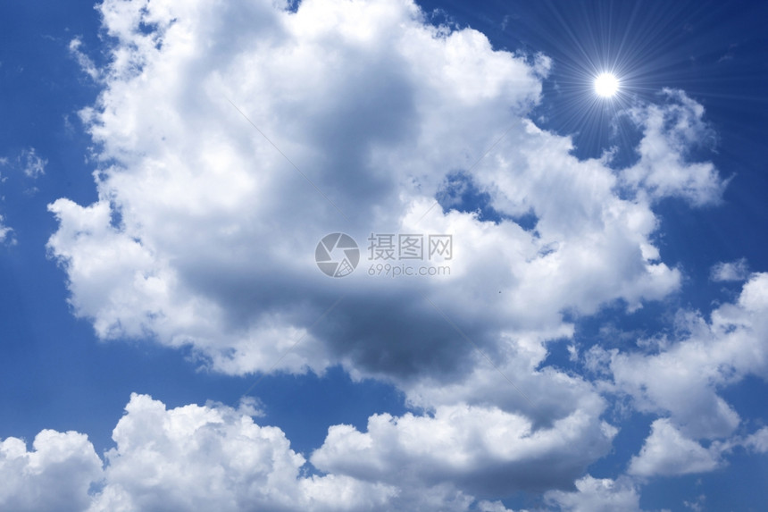 蓝色的天空有阳光和美丽的乌云图片