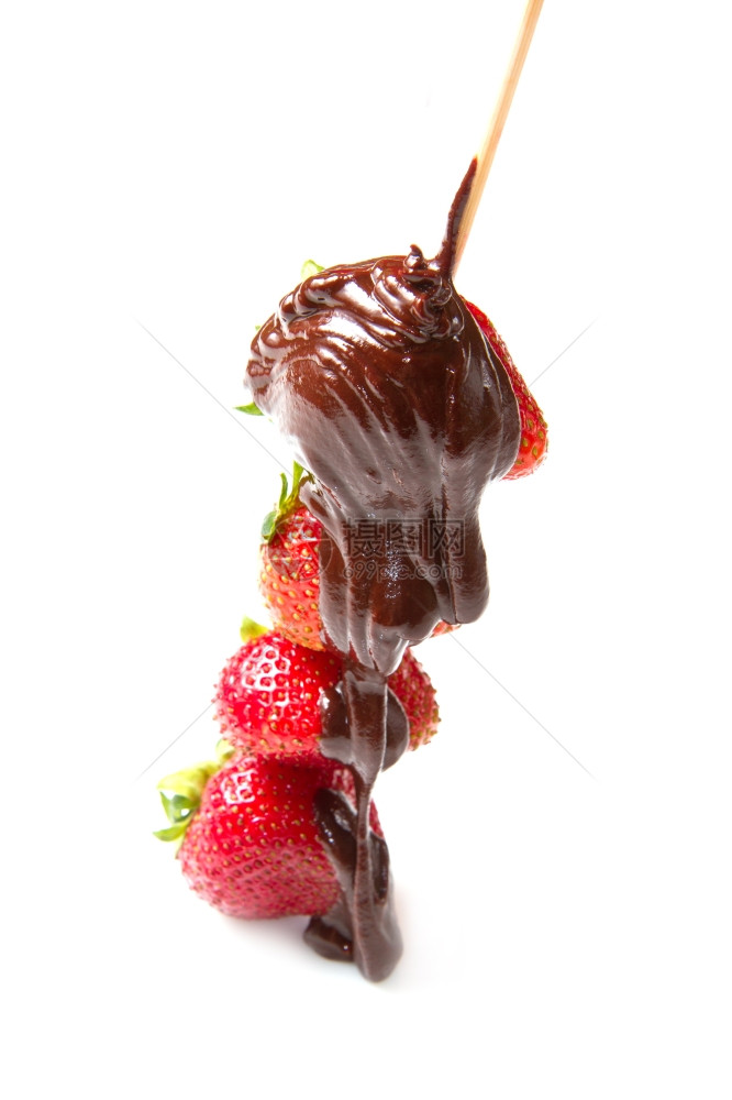 白色背景的草莓和巧克力图片