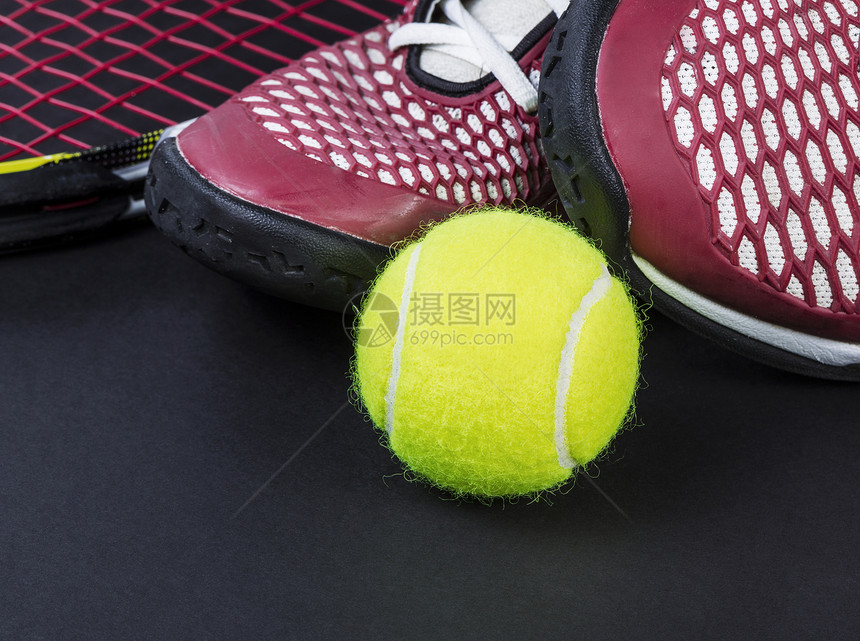 网球鞋新黑背景的拍打图片