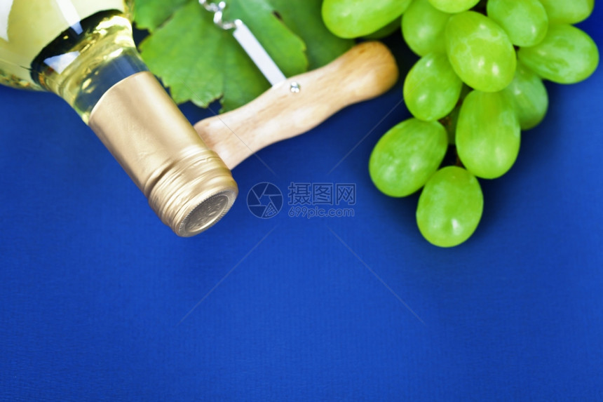 蓝底的白葡萄和新鲜图片