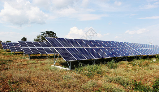 太阳能发电厂的池板图片