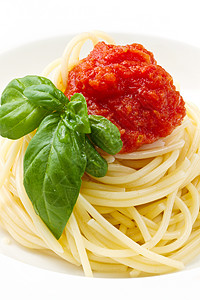 配番茄酱和辣椒的意大利面条图片