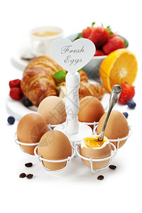 早餐鸡蛋牛角面包咖啡和橙汁图片