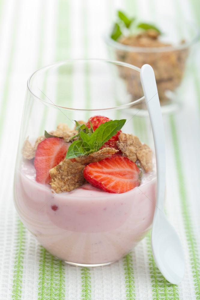 草莓酸奶配玉米花和薄荷图片